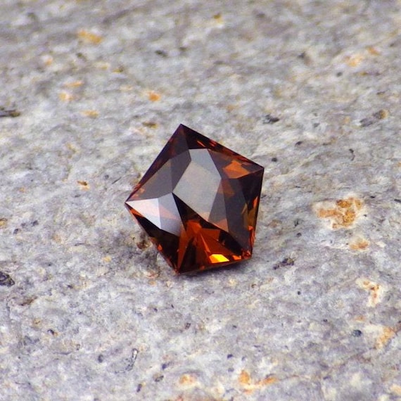 マリガーネット　正八面体カット 送料無料]マリガーネット ルース ラウンドカット 0.26ct : HS