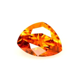 Mandarin Spessartin Granat, Tansania 1.90 Ct Klarheit SI2 / P1, intensive orange Farbe, Trillion 8.3 x 6.3 mm, siehe Video außerhalb!