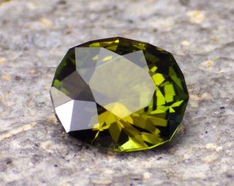 Turmalin Verdelit, Zambia 1,30 ct, bez skazy, głęboka limonkowa zieleń, unikatowy szlif poduszkowy 7,8 x 6,7 mm, wideo