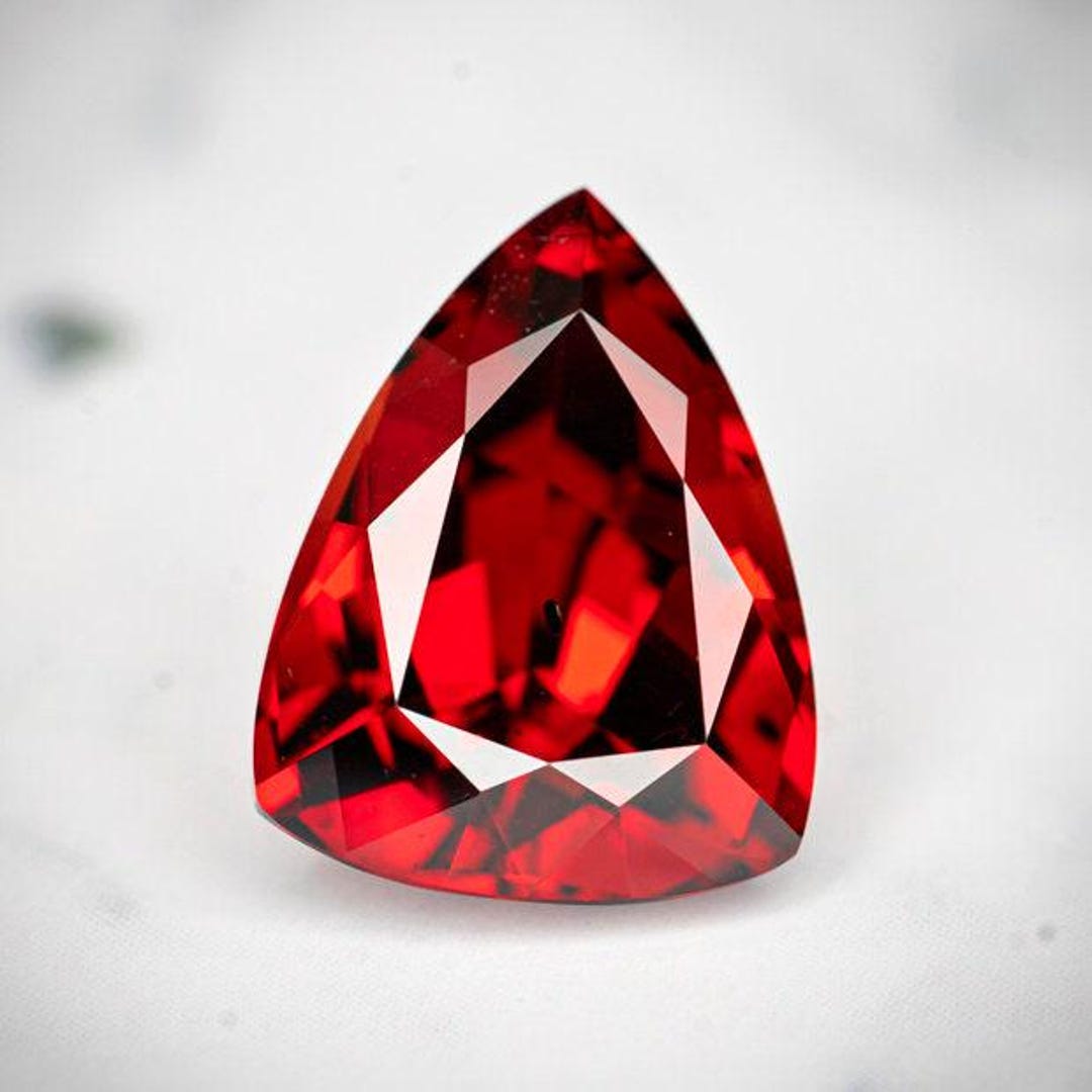 マラヤ パイラルスパイト ガーネット、東アフリカ 3.03 カラット