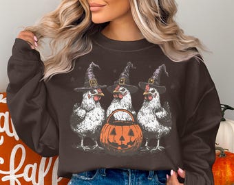 魔女チキンスウェットシャツ、ハロウィンファームクルーネック、不気味なチキンママジャンパー、レトロな雌鶏パンプキンプルオーバー、かわいい秋の魔女風ファームコアギフト