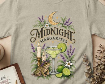 ミッドナイトマルガリータシャツ、ウィッチートードTシャツ、ウィムジゴスカクテルTシャツ、ボタニカルムーンラベンダーグラフィック、ユニセックス魔女ギフト（女性向け）