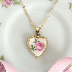 Handgjort hjärtformat medaljong med blommigt mjukt ros vintagehalsband