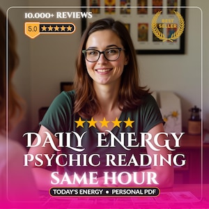 Könnte beinhalten: Eine Person mit braunen Haaren und Brille in einem dunkelgrünen T-Shirt. Textüberlagerungen zeigen 10.000+ REVIEWS, 5.0 stars, BEST SELLER, DAILY ENERGY PSYCHIC READING SAME HOUR und TODAY'S ENERGY • PERSONAL PDF. Tarotkarten liegen auf dem Tisch.