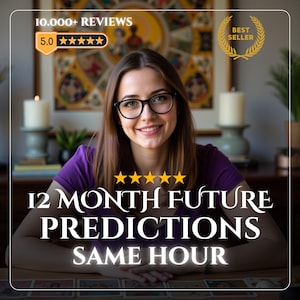 Könnte beinhalten: Eine Person mit braunem Haar und schwarz umrandeter Brille in einem violetten Oberteil, platziert vor einem Tisch mit Tarotkarten. Der Text lautet 10.000+ REVIEWS, 5.0 stars, BEST SELLER, 12 MONTH FUTURE PREDICTIONS, SAME HOUR mit fünf goldenen Sternen.