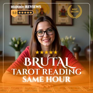 Può includere: Una persona con capelli castani e occhiali che indossa una maglia rossa, posizionata dietro una fila di carte dei tarocchi. L'immagine include il testo 10.000+ REVIEWS, 5.0 stars, BEST SELLER e BRUTAL TAROT READING SAME HOUR in bianco e oro.