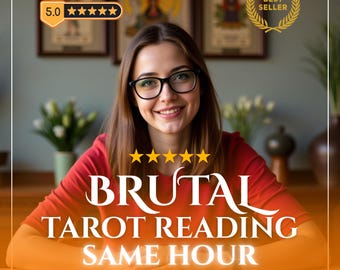 Puede incluir: Una persona con cabello castaño y gafas con una camisa roja, situada detrás de una fila de cartas de tarot. La imagen incluye el texto 10.000+ REVIEWS, 5.0 stars, BEST SELLER y BRUTAL TAROT READING SAME HOUR en letras blancas y doradas.