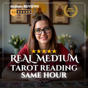 Puede incluir: Una persona con cabello castaño y gafas con una camisa roja, situada detrás de una mesa con cartas de tarot. El texto incluye 10.000+ REVIEWS, 5.0 estrellas, BEST SELLER, REAL MEDIUM TAROT READING y SAME HOUR, con cinco estrellas doradas.