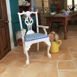 Fauteuil chippendale miniature maison de poupée blanc shabby chic peint à l&#39;échelle 1:12