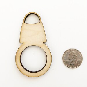 以下が含まれることがあります： リングハンドルが付いたハンドバッグのウッドカットアウト。カットアウトは、日本の100円玉のサイズです。