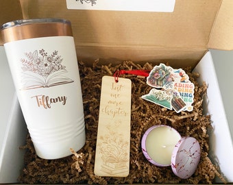 Caja de regalo para amantes de los libros: vaso personalizado, marcapáginas de madera, vela y pegatinas