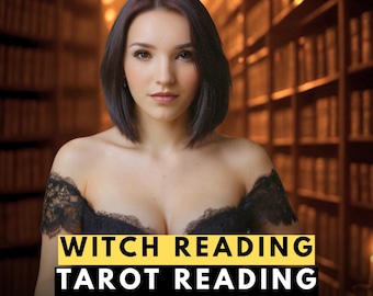 Op de afbeelding: Een vrouw met donker haar en een zwarte kanten top staat centraal voor een vage achtergrond van boekenkasten. De tekst "WITCH READING TAROT READING" wordt weergegeven in een gele doos onderaan de afbeelding.