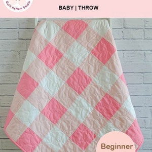 Peut inclure: Une courtepointe en vichy rose et blanche avec un motif de matelassage incurvé. La courtepointe est étiquetée "Gingham Quilt" et "Baby | Throw". La courtepointe est facile à réaliser pour les débutants.