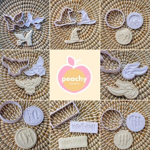 Peut inclure: Diverses découpoirs à biscuits en plastique blanc, représentant un chapeau de sorcier, une clé ailée et un cercle avec des lunettes. Les découpoirs sont disposés sur une surface tissée brun clair.