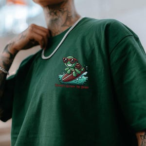 Camiseta Turtle Surfer / Camiseta "Nothin' Slowin' Me Down" / Surfeando las olas / Camisetas divertidas de Mads