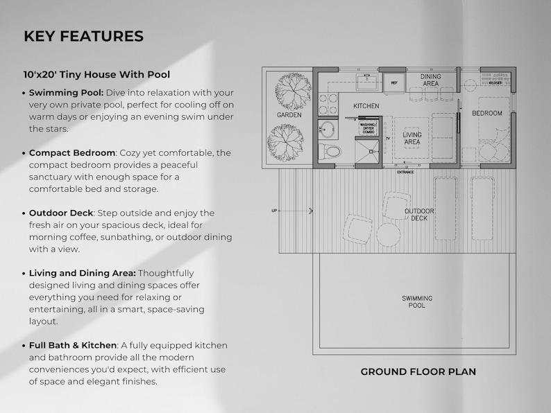 Op de afbeelding: Zwart-wit architectonische plattegrond van een tiny house met zwembad. Het plan omvat een keuken, woonkamer, slaapkamer, buitenterras en een zwembad. Tekst aan de linkerkant beschrijft de belangrijkste kenmerken.