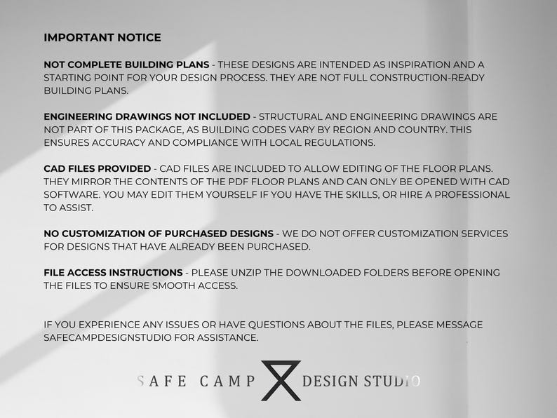 Op de afbeelding: Een witte en grijze afbeelding met de tekst "IMPORTANT NOTICE" bovenaan. De tekst geeft informatie over bouwplannen, technische tekeningen, CAD-bestanden, aanpassingen en bestandsinstructies. Het logo van Safe Camp Design Studio staat onderaan.