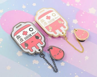 Broche de colarinho em esmalte rígido com bolsa de sangue O+ Positivo -- Série de Broches Médicos Kawaii