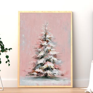Può includere: Dipinto incorniciato di un albero di Natale innevato. L'opera presenta uno stile impressionistico strutturato con una tavolozza di rosa, bianco e tocchi di verde e blu. La cornice è di colore legno chiaro.
