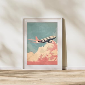 Könnte beinhalten: Ein gerahmter Kunstdruck mit einer stilisierten Illustration eines Passagierflugzeugs, das durch rosa und weiße Wolken vor einem türkisfarbenen Himmel aufsteigt. Das Flugzeug hat rote Akzente. Das Kunstwerk wird in einem weißen Rahmen präsentiert.