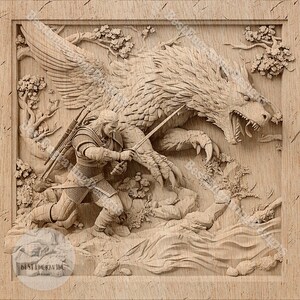 Può includere: Una scultura in legno dettagliata di un guerriero che combatte una bestia alata. Il guerriero tiene una spada e la bestia ha artigli e denti affilati. La scultura è posizionata su uno sfondo di alberi e foglie.