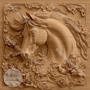 Könnte beinhalten: Eine detaillierte Holzschnitzerei eines Pferdekopfes mit fließendem Mähne und floralen Akzenten. Die Schnitzerei ist in einem hellen Braunton gehalten und weist komplizierte Details auf.