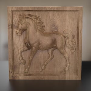 Pode incluir: Uma placa de parede de madeira com uma imagem esculpida de um cavalo em posição de corrida. O cavalo é castanho e tem uma crina e uma cauda fluidas.
