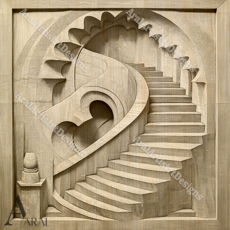 Op de afbeelding: Een houtsnijwerk van een trap met een gebogen ontwerp. De trap is in een houten paneel gesneden en lijkt steeds hoger te gaan.