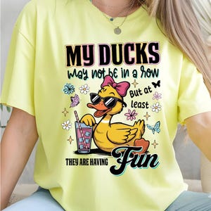 Grappige eend, png | Leuke retro zomereend met dranksublimatie | Quirky Duck-citaat voor shirt en uitnodiging + GRATIS cadeau, png PNGEgg