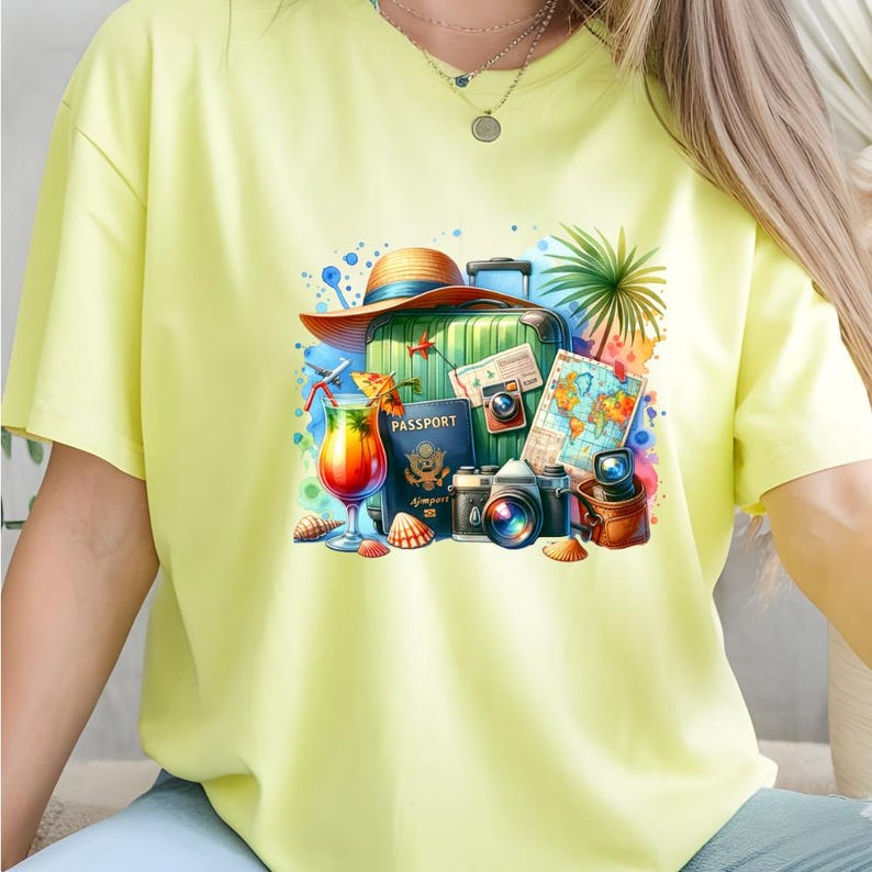Puede incluir: Camiseta amarilla clara con un dise&ntilde;o de viaje. El dise&ntilde;o incluye una maleta verde, un sombrero de paja, un pasaporte, un c&oacute;ctel, un mapa, una c&aacute;mara y conchas marinas. El dise&ntilde;o es colorido y evoca una sensaci&oacute;n de vacaciones y aventura.