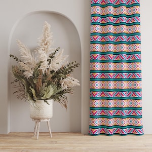 Geometrischer Druck-Vorhang, ethnische Stammes- Fenster-Verkleidung, lebendiges Boho-Dekor, modernes Wohnzimmer Gedruckt Drapierung