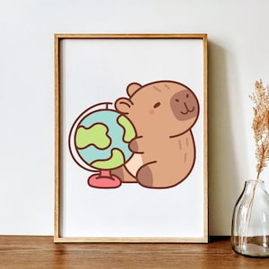 Puede incluir: Impresi&oacute;n enmarcada de un capibara de dibujos animados abrazando un globo terr&aacute;queo. El globo tiene continentes verdes y azules, y el capibara es de color marr&oacute;n claro. La impresi&oacute;n est&aacute; en un marco de madera, sobre un fondo blanco.