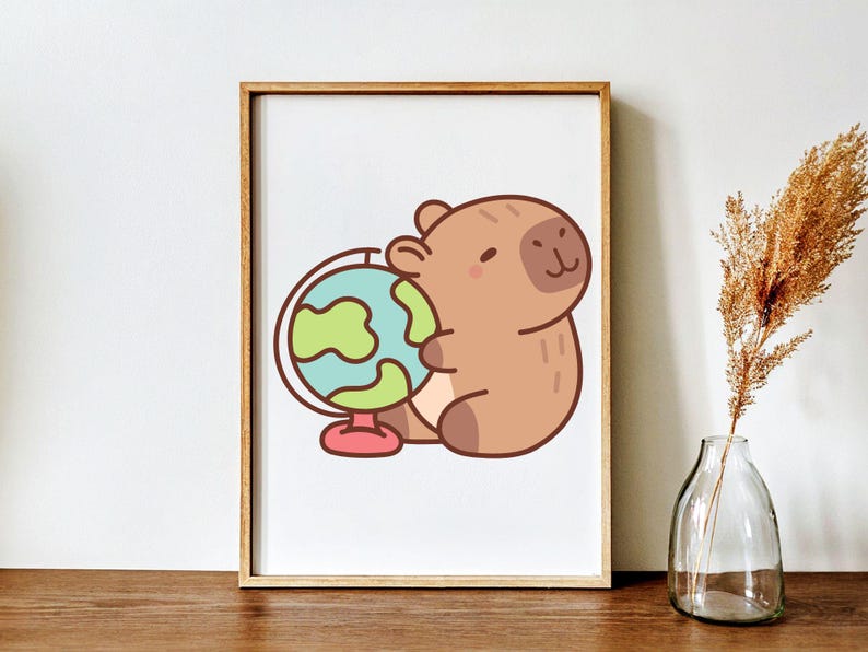 Puede incluir: Impresi&oacute;n enmarcada de un capibara de dibujos animados abrazando un globo terr&aacute;queo. El globo tiene continentes verdes y azules, y el capibara es de color marr&oacute;n claro. La impresi&oacute;n est&aacute; en un marco de madera, sobre un fondo blanco.