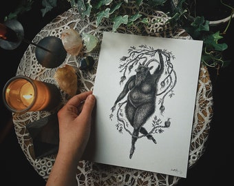 Könnte beinhalten: Eine Schwarzweißzeichnung einer ziegenartigen Kreatur mit Hörnern und einem dicken Körper, umgeben von Ranken und Blumen. Die Kreatur ist in einer tanzenden Pose dargestellt, mit erhobenen Armen über dem Kopf. Die Zeichnung ist auf weißem Hintergrund und unten rechts signiert.