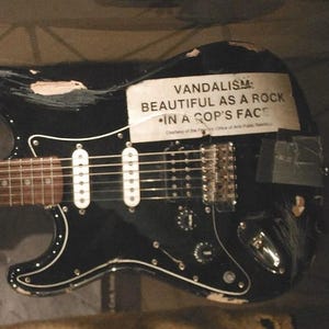 Adesivo vandalismo Kurt Cobain, replica, adesivo vandalismo bello come una roccia sul volto di un poliziotto, chitarra, adesivo Kurt Cobain, regalo, Jaguar