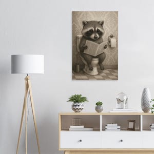 Poster premium su carta opaca - "Pausa lettura con procione - arte per il bagno"