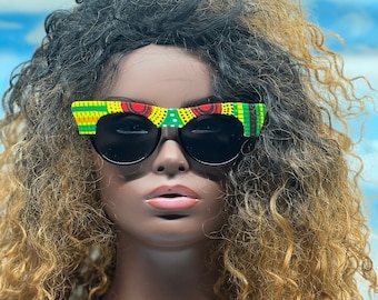 Solglasögon med afrikanskt tryck