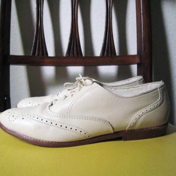 SALE 10 DOLLAR SALE-- wingtip cream oxford flats