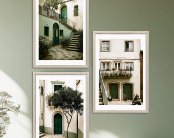 Puede incluir: Tres fotografías enmarcadas de edificios con puertas y ventanas verdes. Los edificios son de estilo europeo con paredes blancas y techos de terracota. Las fotos están colgadas en una pared verde claro.