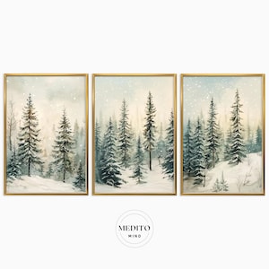 Può includere: Un set di tre dipinti ad acquerello incorniciati che raffigurano una scena di bosco innevato. I dipinti presentano una varietà di pini in tonalità di verde e blu, con una leggera spolverata di neve sul terreno. I dipinti sono incorniciati in oro.