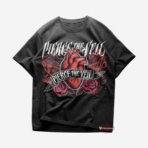 Könnte beinhalten: Schwarzes T-Shirt mit einem Grafikdruck eines roten Herzens mit Flammen und Rosen. Der Text "Pierce the Veil" ist in Weiß auf dem Herzen und auf einem Banner gedruckt.