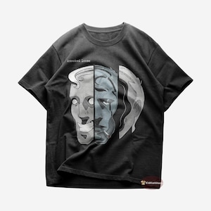 Może przedstawiać: Szary t-shirt z nadrukiem graficznym rozdwojonej twarzy. Na koszulce widnieje napis "knocked loose".
