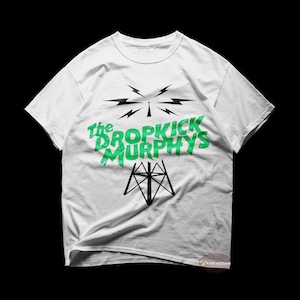 Peut inclure: T-shirt blanc avec un motif vert et noir d'une tour radio et le texte "The Dropkick Murphys"