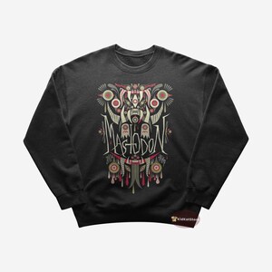 Puede incluir: Sudadera negra con un estampado gráfico de una criatura estilizada con el texto "Mastodon 2014-2015" impreso en la parte delantera.
