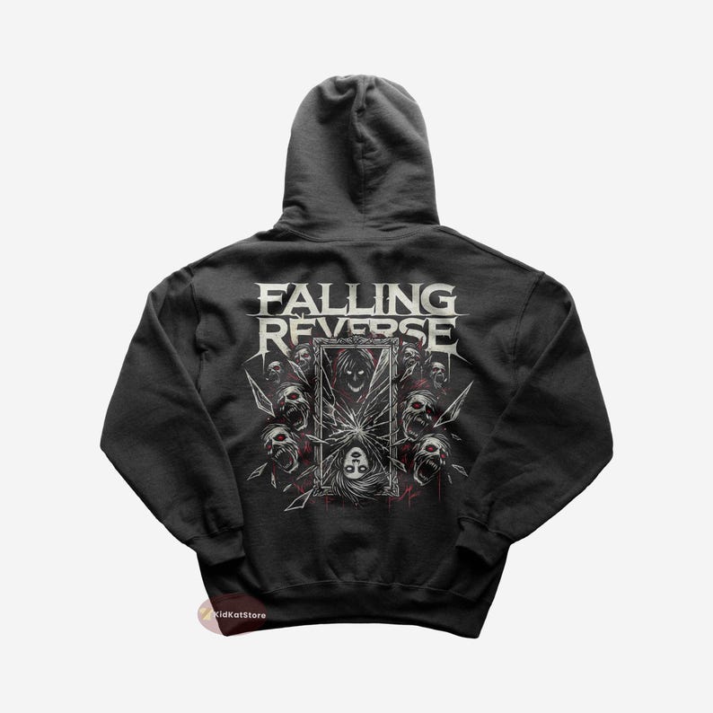 K&ouml;nnte beinhalten: Ein dunkelgrauer Kapuzenpullover mit dem Bandnamen "Falling Reverse" auf der R&uuml;ckseite. Das Design zeigt einen zerbrochenen Spiegel mit einem Frauenkopf darin und Sch&auml;deln, die ihn umgeben.
