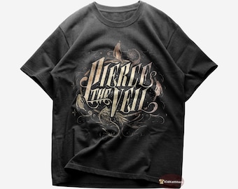 Pode incluir: Camiseta cinza escuro com o texto "PIERCE THE VEIL" em uma fonte ornamentada de estilo vintage. O design inclui redemoinhos decorativos e elementos em forma de pena. A camiseta tem gola redonda e mangas curtas.