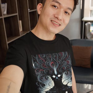 Puede incluir: Una camiseta negra con un estampado gr&aacute;fico de una figura oscura con el pelo en espiral y la palabra "TOOL" en letras blancas.