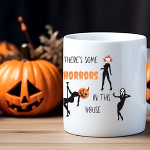 Es gibt einige Horrors in diesem Haus Becher, lustige Halloween-Kaffeetasse, gruseliges Geschenk, Neuheit Becher, lustiges Halloween-Dekor, Halloween-Becher