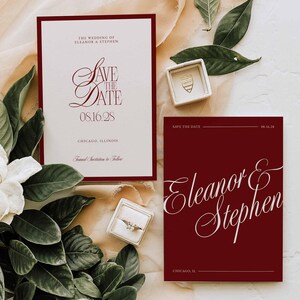 Op de afbeelding: Trouwuitnodigingsset met bordeauxrode en witte briefpapier. Het ontwerp omvat "Save the Date" kaarten met elegant schrift, de namen Eleanor & Stephen en de trouwdatum. Een ringdoosje en groen maken de opstelling compleet.
