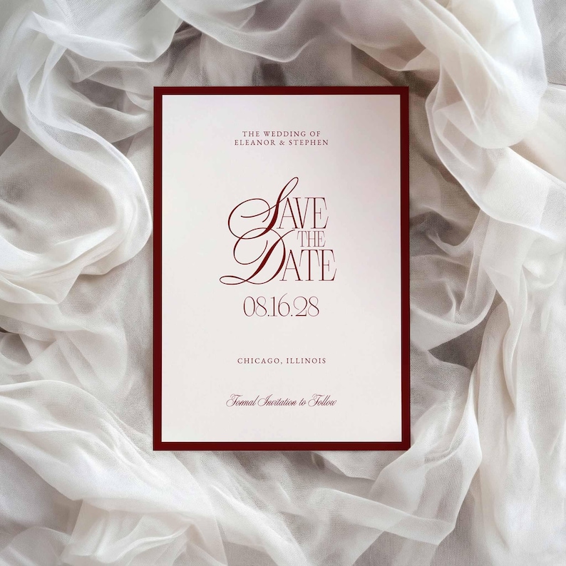 Op de afbeelding: Een formele huwelijksuitnodiging met een bordeauxrode rand en tekst. De woorden "Save the Date" staan in een elegant lettertype, met de datum 08.16.28 eronder. De uitnodiging bevat ook de namen Eleanor & Stephen en de locatie, Chicago, Illinois.